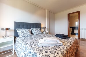 4 chambres, fer et planche à repasser, Wi-Fi, literie fournie