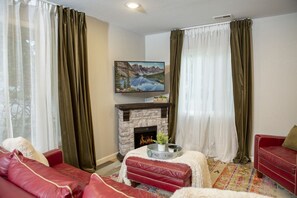 Smart TV, fireplace, books, stereo