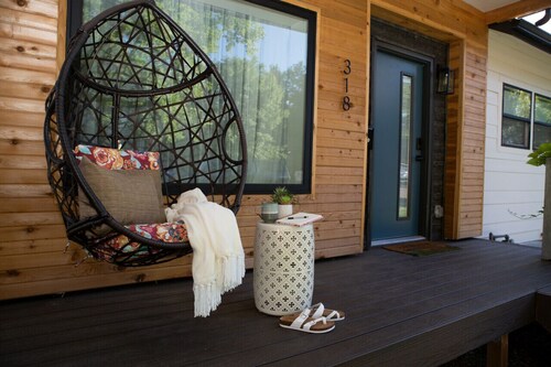 Cozy Bungalow w/ Hot Tub & Fire Pit, Walk Downtown