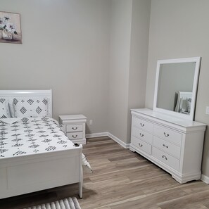 Room - Upscale Luxury Townhouse, 3 BR, 2.5 bath near Fort Meade, Deck (Odenton)