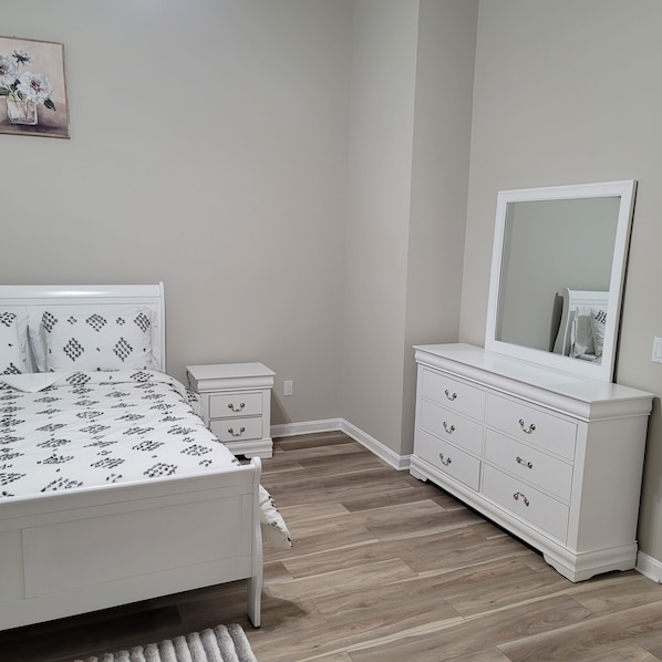 Room - Upscale Luxury Townhouse, 3 BR, 2.5 bath near Fort Meade, Deck (Odenton)