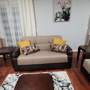 Living area - Upscale Luxury Townhouse, 3 BR, 2.5 bath near Fort Meade, Deck (Odenton)
