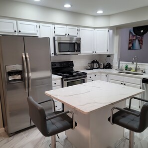 Private kitchen - Upscale Luxury Townhouse, 3 BR, 2.5 bath near Fort Meade, Deck (Odenton)