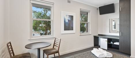 Een strijkplank/strijkijzer, gratis wifi, beddengoed