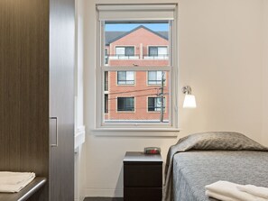 Habitación individual, baño compartido | Tabla de planchar con plancha, wifi gratis, ropa de cama