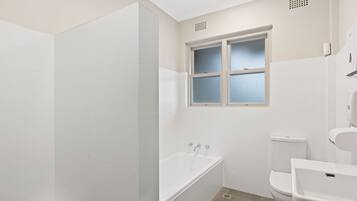 Regadera tipo lluvia, amenidades de baño gratuitas, toallas