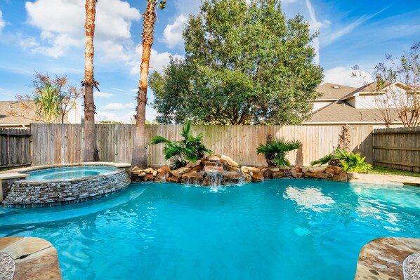 Outdoor pool - Perfect getaway with pool,hot tub and private gym (Spring)