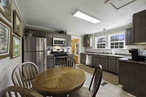 Réfrigérateur, four à micro-ondes, un four, surface de cuisson