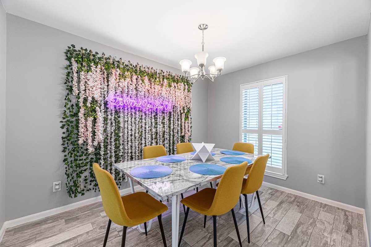 Photo 5 of The Paris- Colorful 3BEDROOM 2BATH SFH w/Heated POOL Available