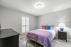 3 bedrooms, iron/ironing board, free WiFi, bed sheets - The Paris- Colorful 3BEDROOM 2BATH SFH w/Heated POOL Available  (Houston)