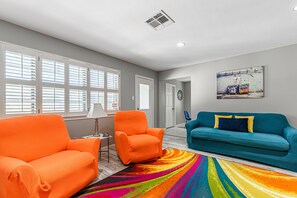 Smart TV, fireplace, Netflix, streaming services - The Paris- Colorful 3BEDROOM 2BATH SFH w/Heated POOL Available  (Houston)