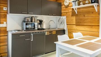 Fridge, microwave, dishwasher, cookware/dishes/utensils
