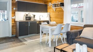 Un espacio habitable compacto con cocina, comedor y zona de estar.