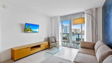 Apartamento superior, 1 cama King e sofá-cama | Área de estar | Smart TV 55 polegadas com canais a cabo, TV, escritórios