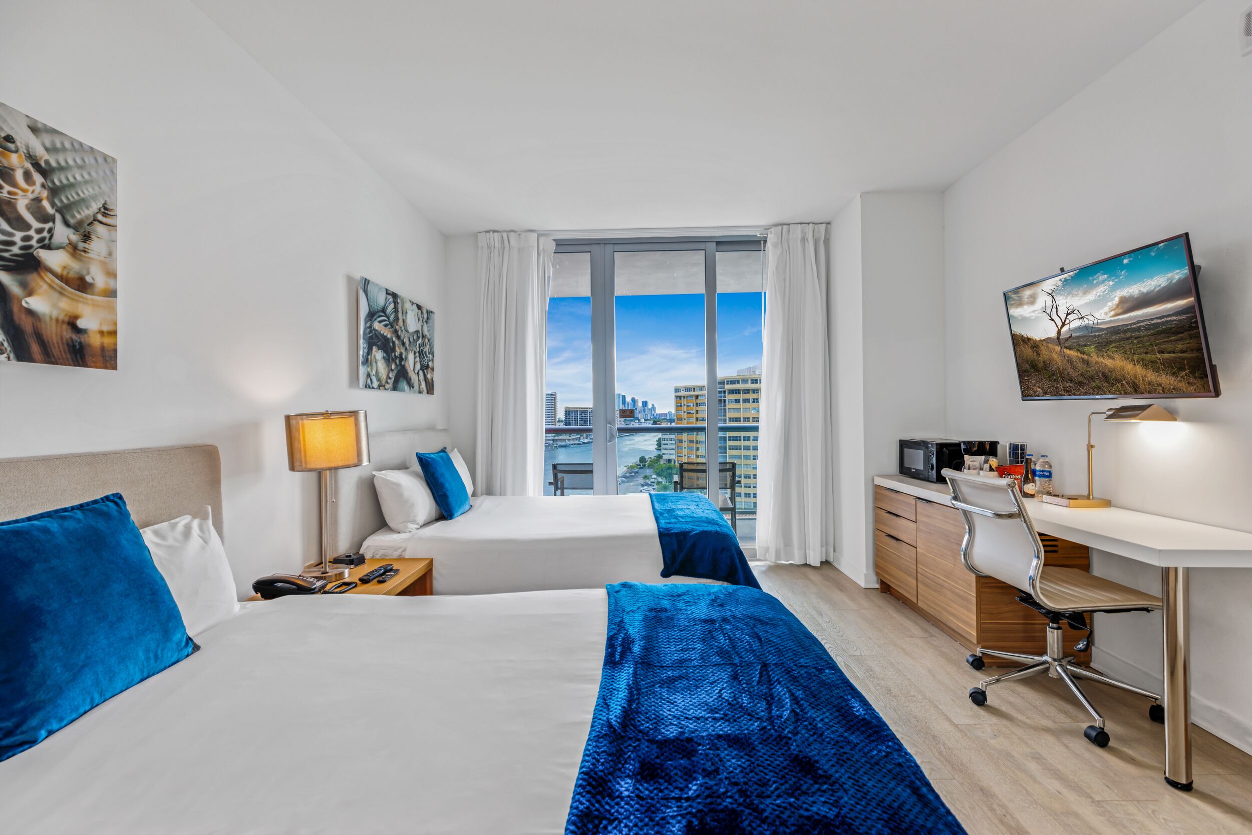 Estudio superior | Caja fuerte, espacio para trabajar con un portátil, cortinas opacas