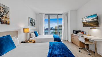 Estudio superior | Caja fuerte, espacio para trabajar con un portátil, cortinas opacas