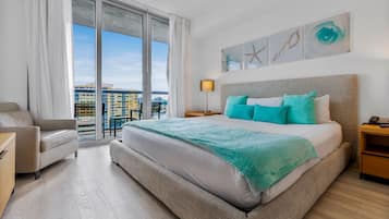 Cofres nos quartos, espaço de trabalho para notebook, cortinas blackout