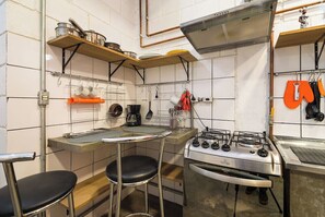 Fridge, oven, stovetop, coffee/tea maker