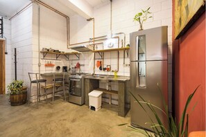 Geladeira, fogão, cooktop, cafeteira/chaleira