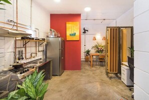 Geladeira, fogão, cooktop, cafeteira/chaleira