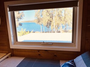 3 bedrooms, iron/ironing board, free WiFi, bed sheets - Memories Lakehouse at Dalmeny - pet friendly, waterfront, Sunday check out 3pm! (Dalmeny)