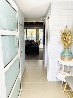 Interior - Memories Lakehouse at Dalmeny - pet friendly, waterfront, Sunday check out 3pm! (Dalmeny)