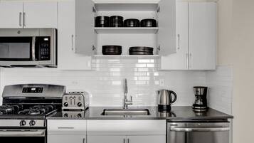 ثلاجة، ميكروويف، فرن، موقد طهي مسطح