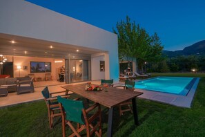 Outdoor dining - Villa Verano  - Spacious 5-BDR & 5-BTH villa (Zakynthos)