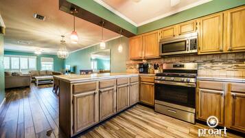 Geladeira, micro-ondas, fogão, cooktop