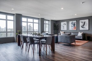 Interior - Hip Oakland Studio w/ Gym, Pool & AC, 2 min walk to Target, by Blueground (East Bay)