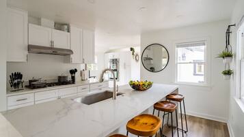 KĂŒhlschrank, Mikrowelle, Ofen, Herdplatte