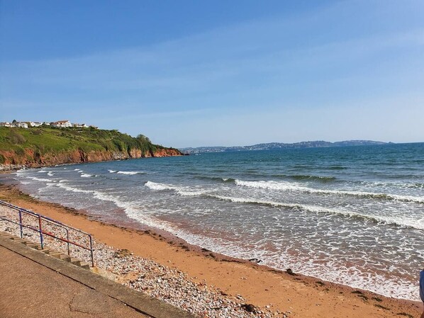 Beach - Spacious Family Holiday Property in Paignton (Paignton)