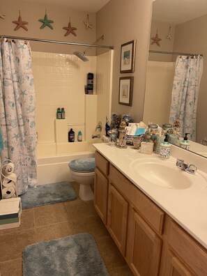 Combined shower/tub - Stay in Peoria 83 (Peoria)