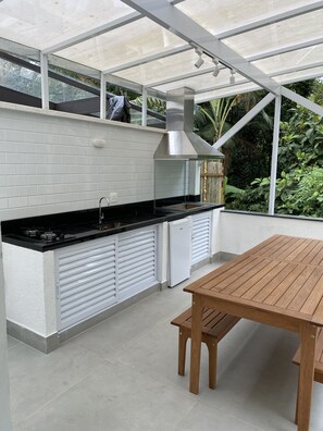Outdoor dining - Spacious house in a resort-style condominium in Maresias. (São Sebastião)