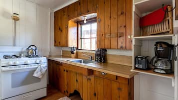 Fridge, oven, stovetop, coffee/tea maker