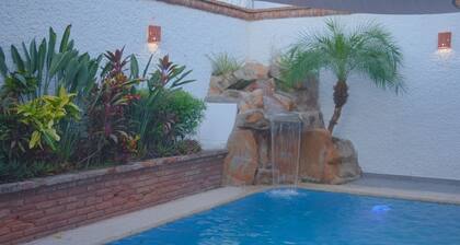 Private house, pool, bbq and jacuzzi!!