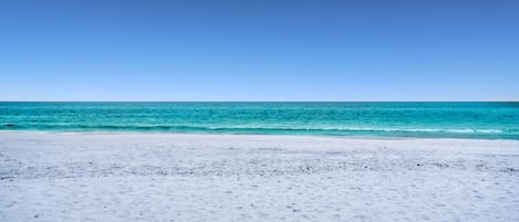 Sulla spiaggia, lettini da mare