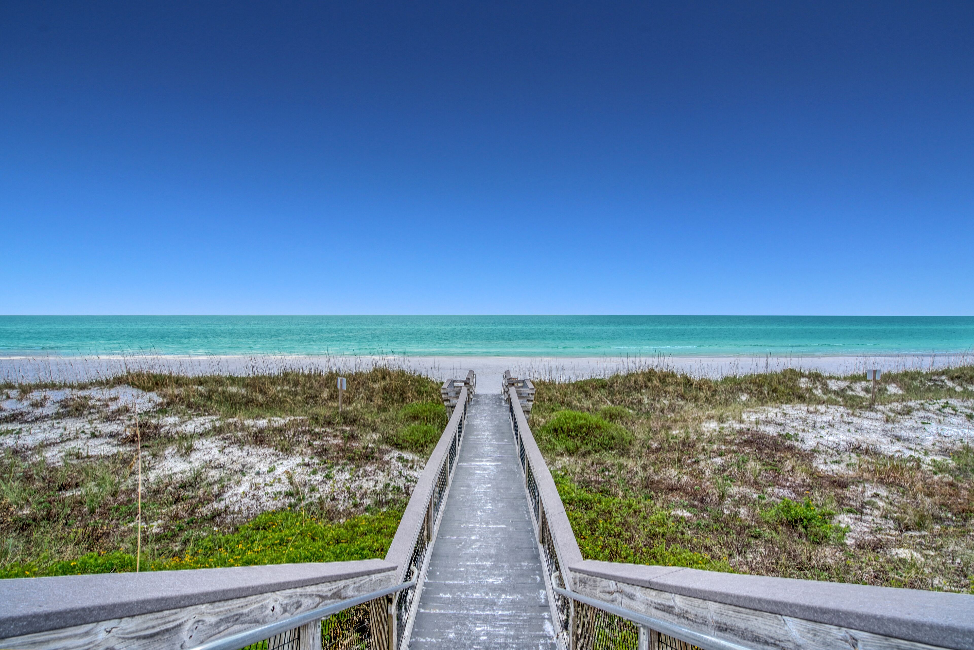 Accommodatie ligt op het strand, ligstoelen