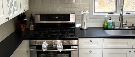 Refrigerador, microondas, horno y parrilla de estufa