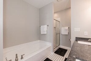 Ensemble douche/baignoire, sèche-cheveux, serviettes fournies, savon