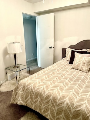 Room - Luxury 1- bedroom secondary suite close to Airport. (Calgary)