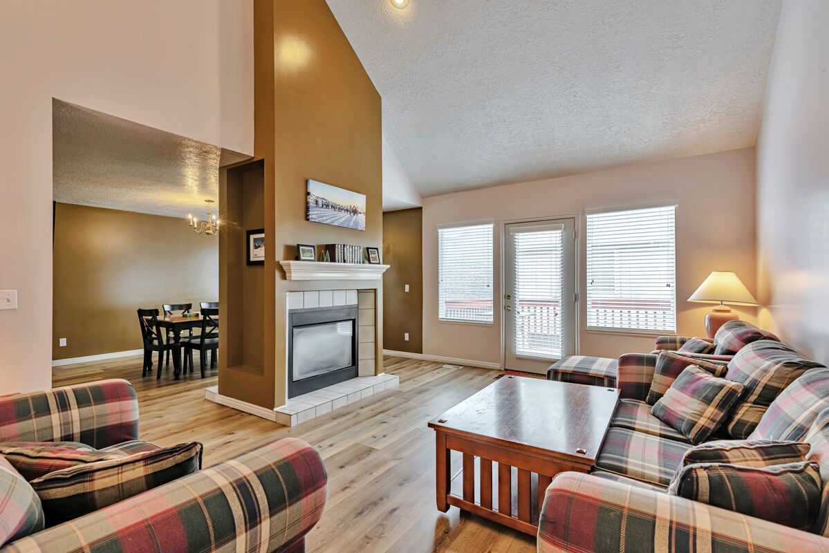 Smart-TV, peis, DVD-spiller og bøker