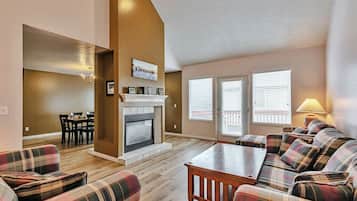 Smart-TV, peis, DVD-spiller og bøker