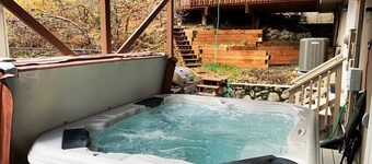 5-Bedroom Ski / Vacation Home with Hot Tub, Great for Gathering