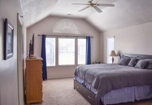 5 chambres, matelas mémoire de forme, bureau, fer et planche à repasser