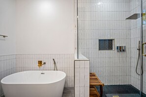Bathtub, hair dryer, towels, soap - Boho Lodge Studio @ EADO -  2 km from FIFA Fest (Houston)