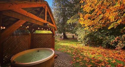 Emmons Suite at Ashford Lodge - Hot Tub and Projector, near Mt. Rainier!