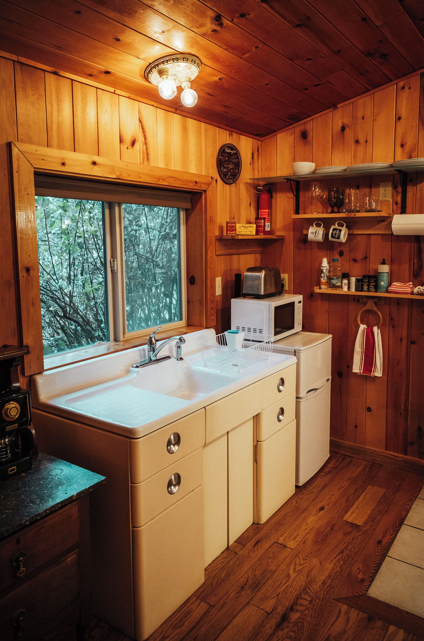 Køleskab, mikrobølgeovn, kaffe-/temaskine, elkedel