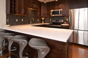 Fridge, microwave, oven, stovetop - Spectacular 3 bed/2 bath Penthouse with Mtn Views (Whistler)