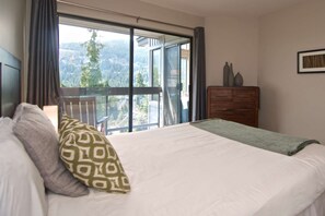 3 bedrooms, iron/ironing board, travel crib, free WiFi - Spectacular 3 bed/2 bath Penthouse with Mtn Views (Whistler)